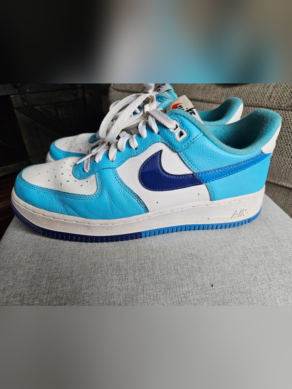 Nike Air Force 1 Low-Top Sneakers in White and Turquoise with Navy Swoosh SIZE 9